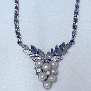 Vintage Avon silver tone clear round rhinestone pearl grape cluster necklace